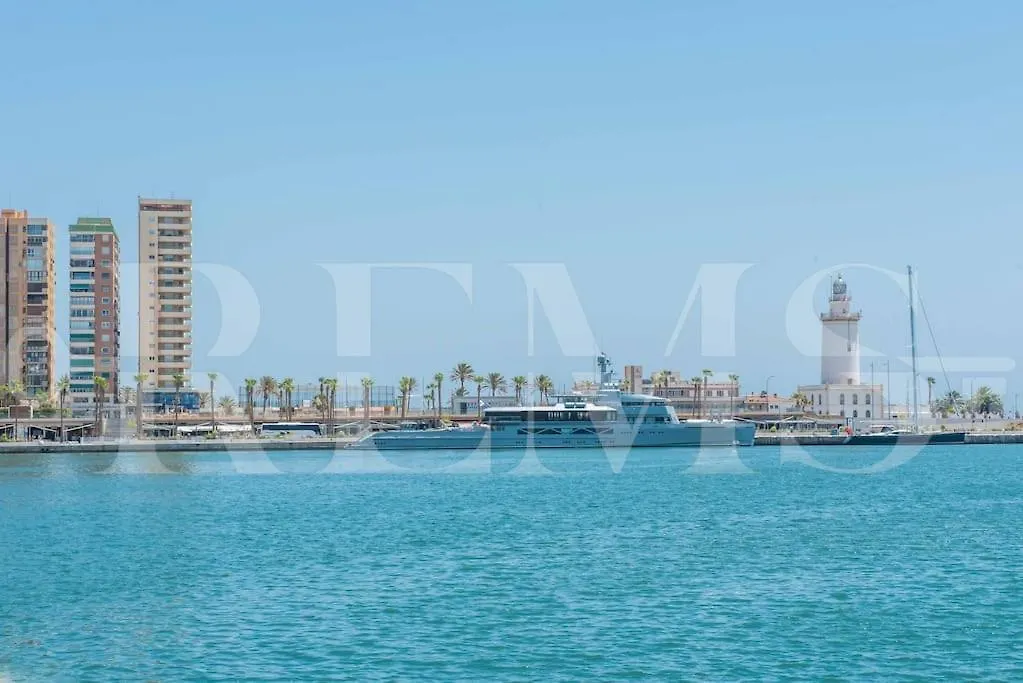 Spacious 3 Bedroom Apartment By Rems Malaga