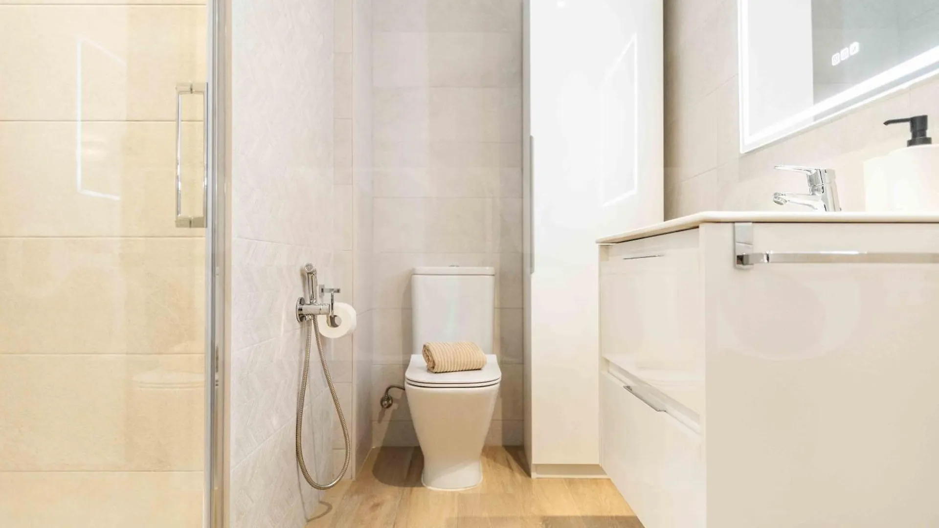 Spacious 3 Bedroom Apartment By Rems Malaga